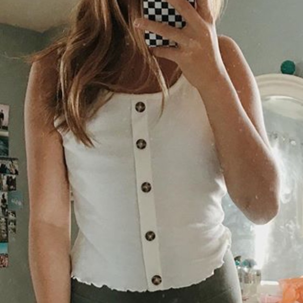 🚨SOLD🚨ribbed button tank top with lettuce edge